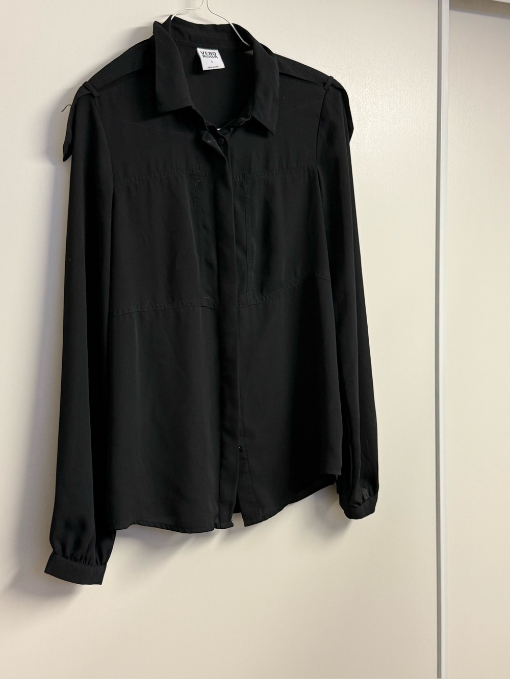 Vero Moda Black Long-Sleeve Button-Down Shirt size small
